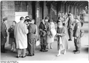 ADN-ZB-Hesse-Berlin: Sicherung der Staatsgrenze am 13.8.1961. -Abfertigung am Grenzübergang Oberbaumbrücke am 13.8.1961. Veröffentlichung nur mit Genehmigung der Pressestelle des MDI -