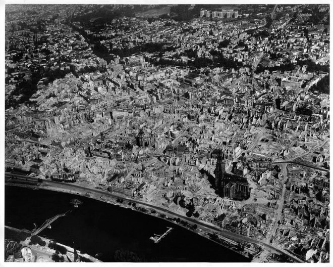 Frankfurt_1945_June_destructions_after_bombing_raids_old_town_aerial