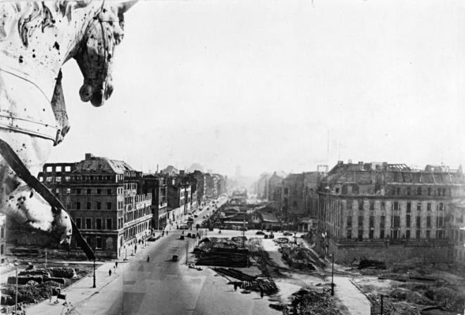 Zentralbild 23.3.1950 Berlin 1950 UBz: Blick vom Brandenburger Tor auf Unter den Linden.